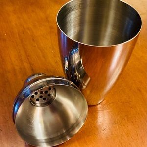 Stainless steel cocktail shaker, strainer in lid vintage great used condition